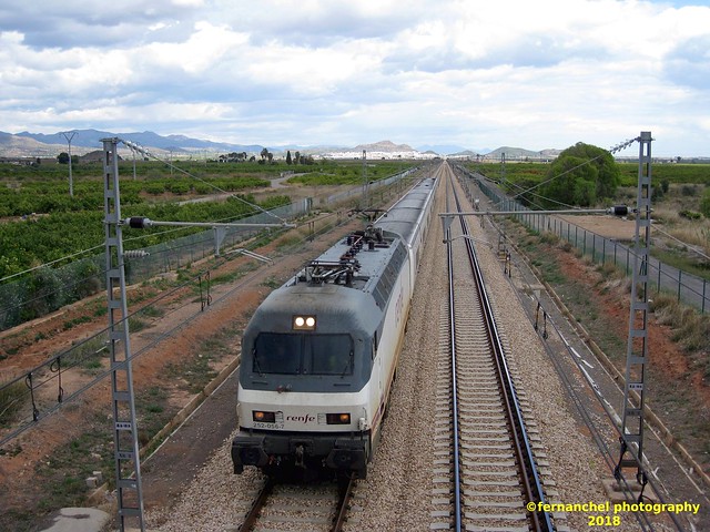 Locomotora 252-056-7 de Renfe con su Talgo, a su paso por SAGUNTO (Valencia)