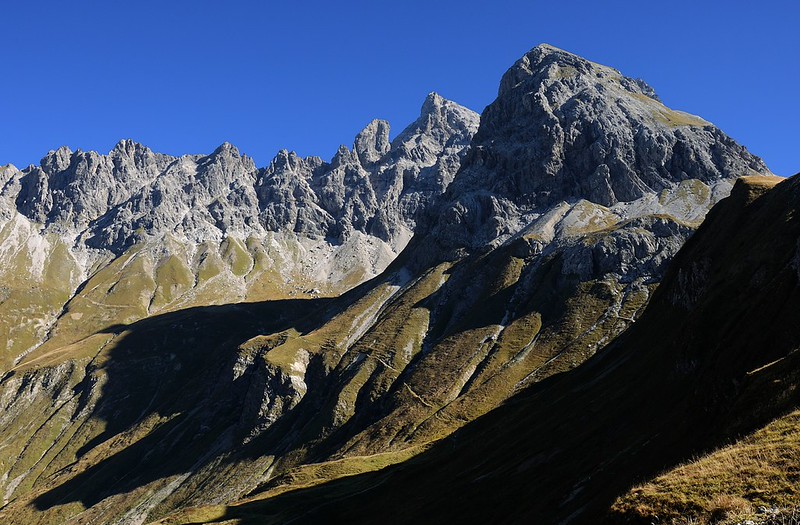 20180930-029F | Die Krottenspitze (2551 m) mit dem Krottenspitzgrat und der Muttlerkopf (2368 m) in den Allgäuer Alpen. Allgäu, 30.09.2018