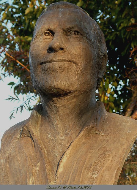 Statue Michel Serrault , Honfleur