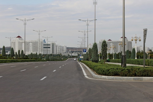 Avenue in front of Bitaraplyk (Arch of Neutrality), Aşgabat | by Timon91