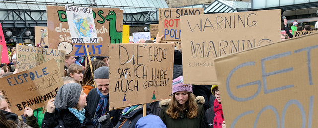 1-2723 Pappschilder u.a. mit der Aufschrift EISPOLE STATT BRAUNKOHLE + LEARN TO SEE - START FOR ACT. Fast 10 000 SchülerInnen protestieren am 15.03.2019 bei der Fridays for Future-Demonstration in Hamburg für mehr Klimaschutz.