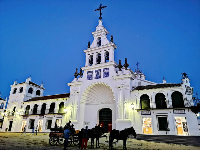 exterior Santuario Virgen del Rocío con coche de caballos Almonte Huelva 02