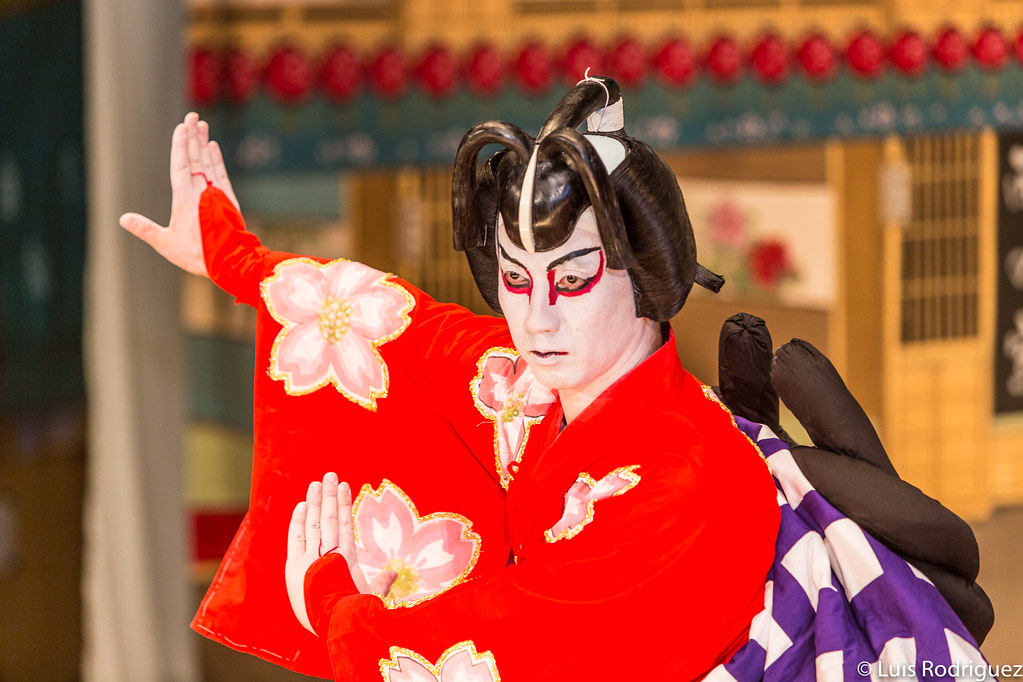 Llamativos kimonos y maquillajes del jikabuki