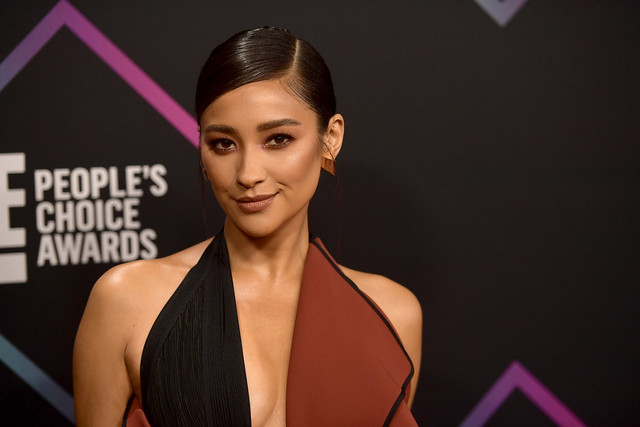 Shay Mitchell People's Choice Awards 4chion Lifestyle