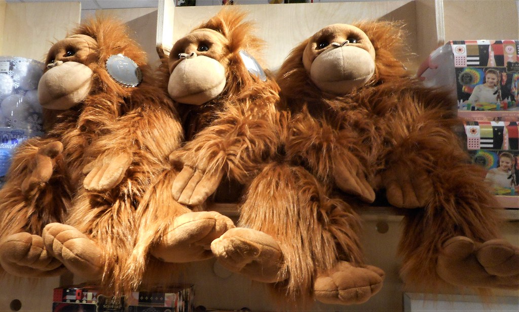 Orangutan stuffed toy monkies at the FAO Schwarz toy shop … | Flickr