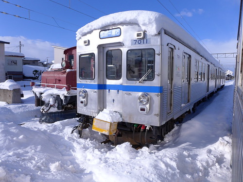 元東急7000系電車と、大正生まれの電気機関車。機関車はラッセル車とともに除雪に活躍している