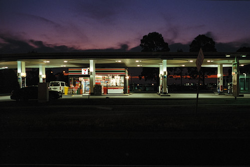 film analog 35mm streetphotography australia melbourne victoria sunset urban night evening fuji gasstation 711 petrolstation fujisuperia400 purplesky ricoh35zf