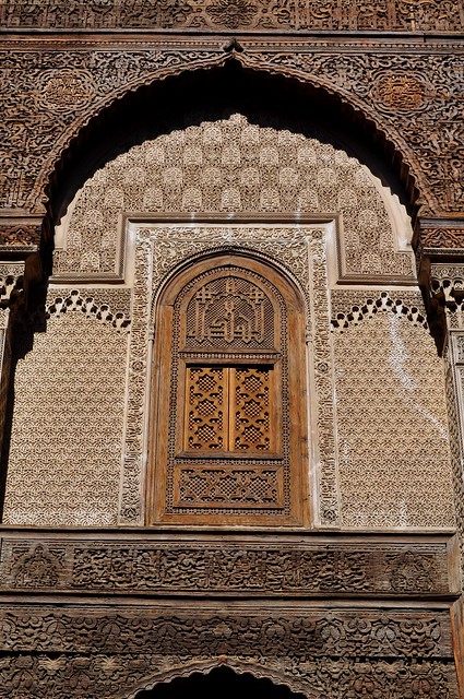 Décor de stucs et de cèdres sculptés, médersa Attarine (début XIVe siècle), Talaa Kbira, médina de Fès el Bali, Fès, Maroc.