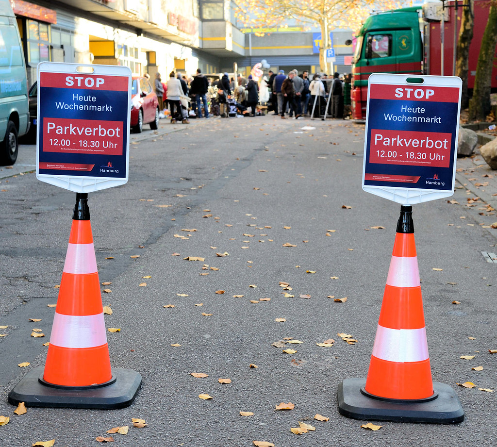 2069  Absperrungen, Hinweisschild Parkverbot auf dem Gelände  vom Wochenmarkt Bei den Höfen in Hamburg Jenfeld.