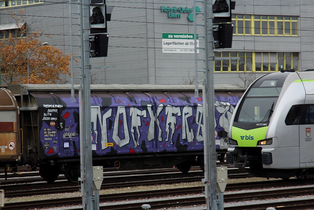SBB Cargo Güterwagen Hbbillns 21 85 245 7 163 - 3 mit Graffiti am Güterbahnhof Bern Weyermannshaus bei Bern im Kanton Bern der Schweiz