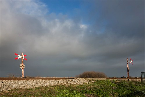 trains spoorwegen oudega friesland nederland sky clouds
