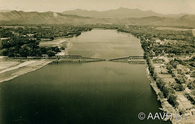 AP1863-Morin-Husson - Hué, 1947 – Après la bataille – Vue aérienne du pont ferroviaire