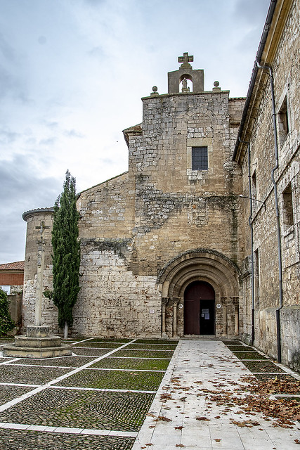 Abadía San Isidro de Dueñas, fachada de poniente de la iglesia