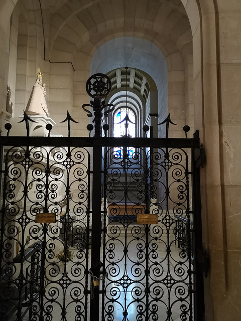 Capilla de Ntra. Sra. de las Cruces patrona de Daimiel y de Ntra. Sra. de la Encarnación interior Cripta Catedral Santa Maria la Real de la Almudena Madrid