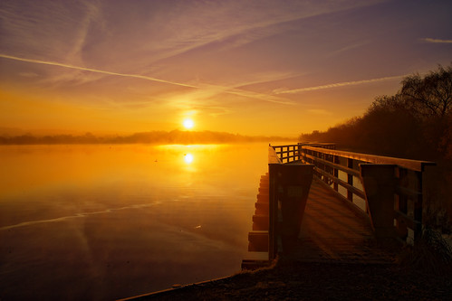 ashbyville scunthorpe dawn sun sunlight sunrise mist lake birds wildlife water walkway sky still tranquil calm
