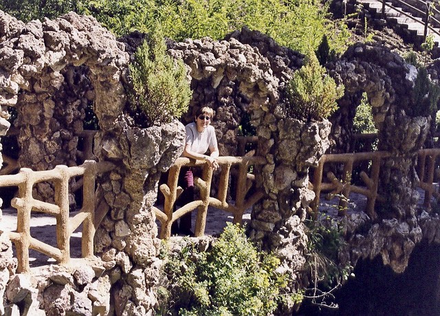 Pont dels Arcs, Jardins Artigas (1905), La Pobla de Lillet, Berguedà, Catalunya.  (Arquitecte: Antoni Gaudí) Foto Maig 2002