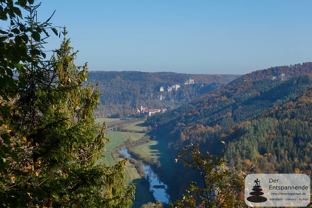 Blick vom Knopfmacherfelsen aufs Donautal und zum Kloster Beuron