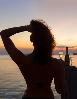 Girl at sunrise with champagne               XOKA4190s2L