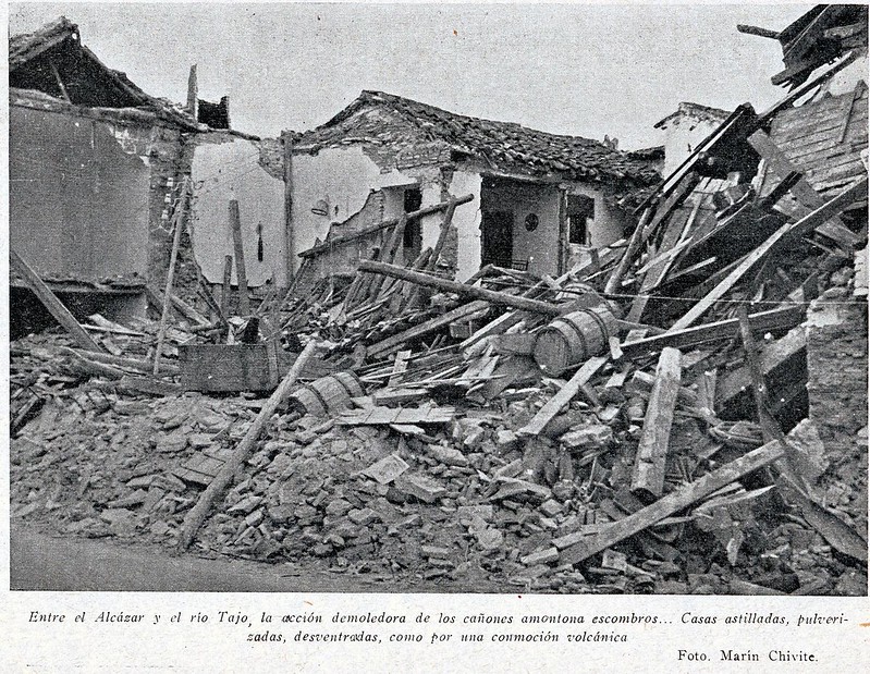 Casa en ruinas tras los bombardeos al Alcázar. Del libro "El sitio del Alcázar" de Joaquín Arrarás y L. Jordana (1937). Foto de Marín Chivite