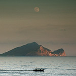月，龜島，小漁船