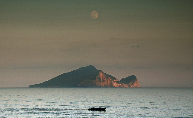 月，龜島，小漁船