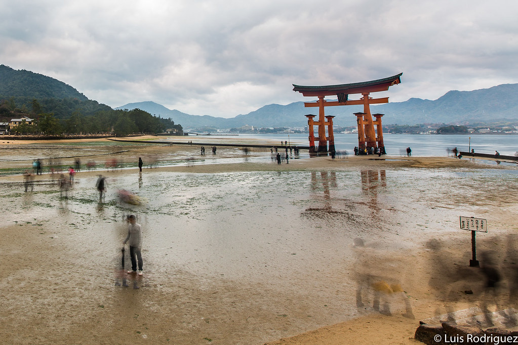 Gran torii del santuario de Itsukushima con marea baja