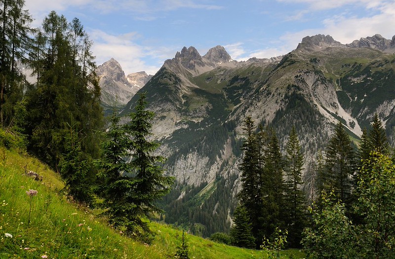 20180715-008F | am Abstiegsweg vom Bernhardseck, Blick zum Allgäuer Hauptkamm: Großer Krottenkopf (2656 m), Hermannskarspitze (2471 m), Marchspitze (2610 m). Tirol, 15.07.2018