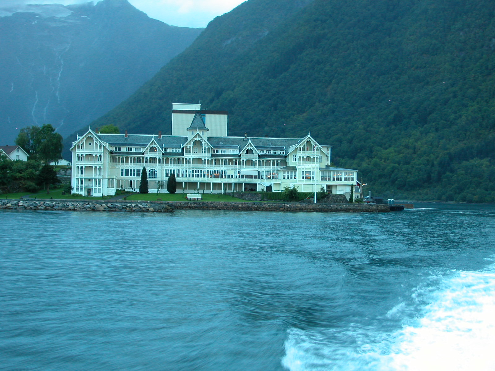 35 Speedboat - bye hotel Kvikne