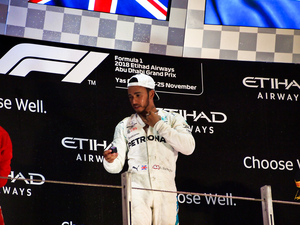 2018-11-25_19.13 Lewis Hamilton cap backwards , Podium, Yas Marina, F1 Abu Dhabi Grand Prix, United Arab Emirates (E-PL1)