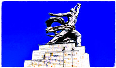 Obrero y koljosiana  es una estatua de 24,5 m hecha en acero inoxidable por la escultora soviética Vera Mújina en 1937.