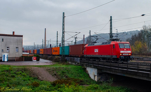145 043-6 mit Containerzug durch Eisenach am 25.11.2018 | by Photography Sebastian Winter