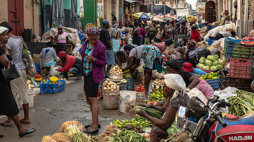 women haiti caphaitien market fruit vegetables shopping heavylifting selling vendors