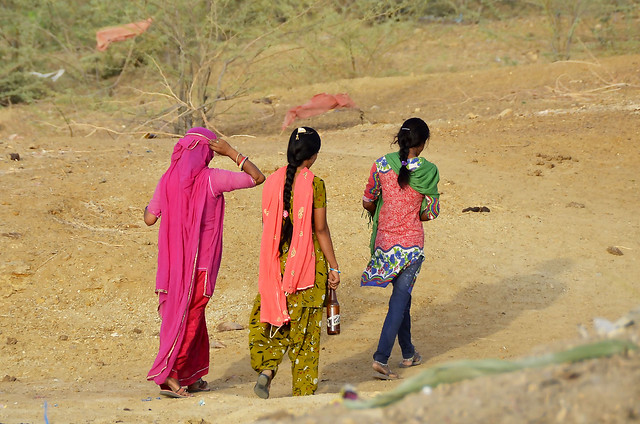Women in the Thar desert - Khuri Rajasthan India
