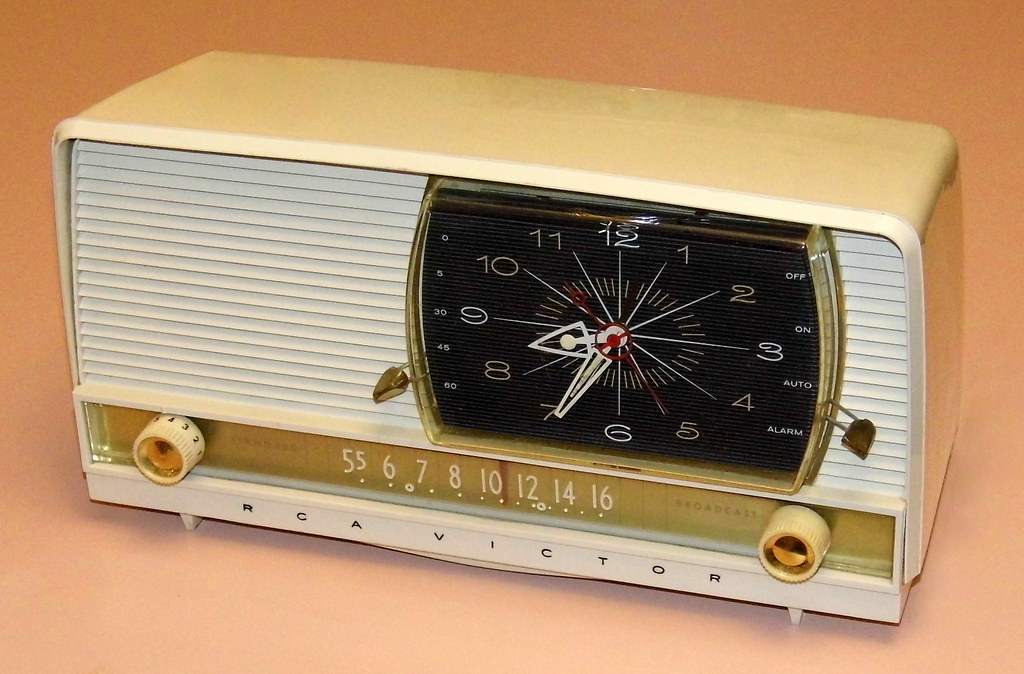 Vintage RCA Clock Radio, Model 9-C-7EE (Antique White), Broadcast Band Only (MW), Made In USA, 5 Tubes, Circa 1957