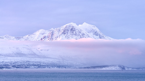 malangsfjellene bentsfjordtindene tromsø softlight wintersun fog snowcoveredmountain northernnorway norway norwegianlandscape snowcapped