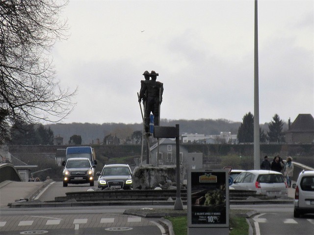 Les échasseurs namurois, sculpture in Namur, Belgium