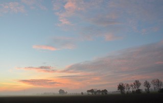 Het Groningse platteland bij zonsondergang.