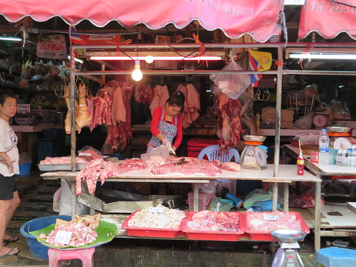 バンコクのクロントゥーイ市場