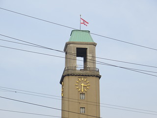 Nachdem sich endlich ein privater Sponsor gefunden hat, weht auch wieder eine Fahne vom Spandauer Rathausturm...