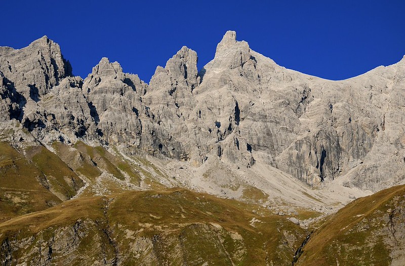 20180929-027F | Die Krottenspitze (2551 m) mit dem Krottenspitzgrat und dem Muttlerkopf (2368 m, rechts), Allgäuer Alpen. Allgäu, 29.09.2018