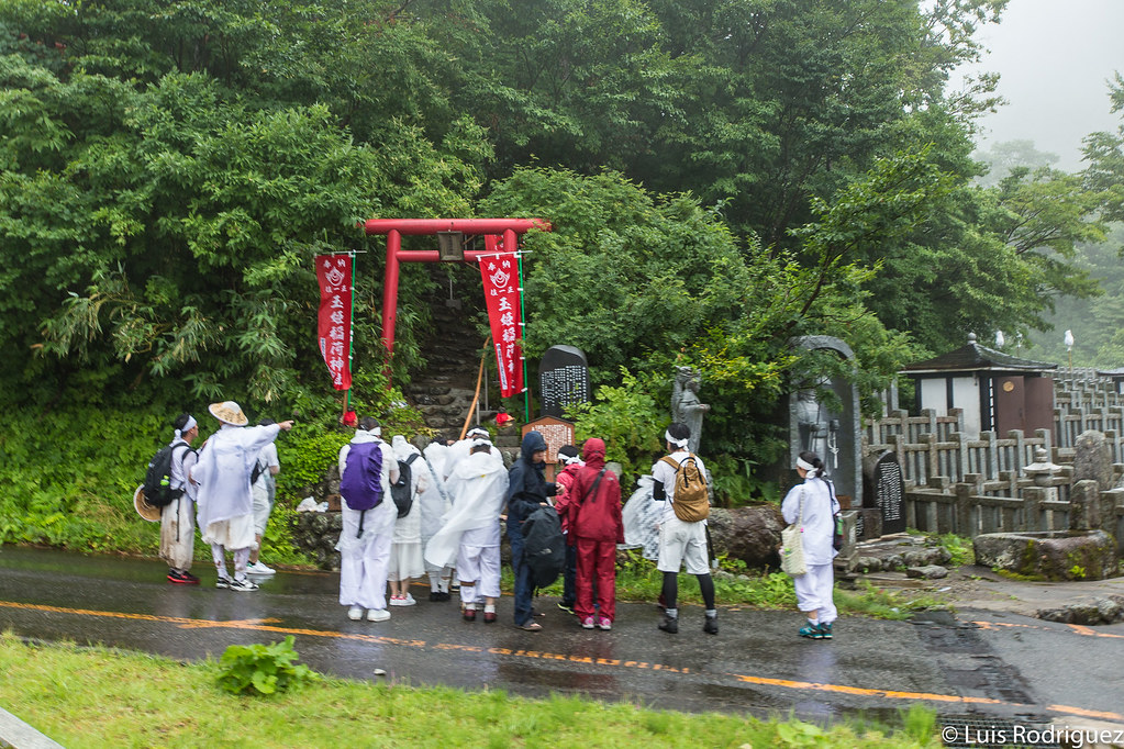 Peregrinos en el pequeño santuario Tamahime Inari