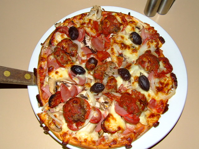 ciao pizza with meatballs