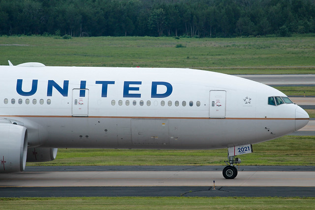United 777-200 N221UA IAD