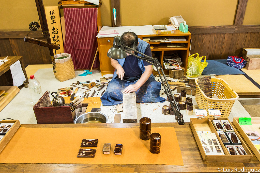 Artesano trabajando en sus artículos de kabazaiku