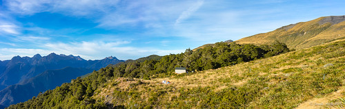 chummiestrack johnreidhut kahuranginationalpark nz newzealand southisland tasmannz hike hiking hut pano panorama tramping mtowen arthurrange tents