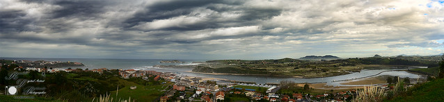 Panorama de la ciudad española de Suances con desembocadura de sus ríos al Océano Atlántico
