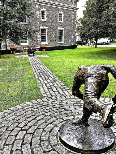 sport sports athletes athleticism statue statuary bronze legends baseball copperstown hof halloffame newyork honor mastery art usa america americana photography discover explore wow composition contrast grass outdoor outside perfection green building architecture archetype halvorsong landscape balance structure frame framed motion power old oldschool work worldseries
