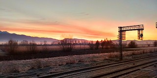 Sunrise sunrise,  Between the tracks!