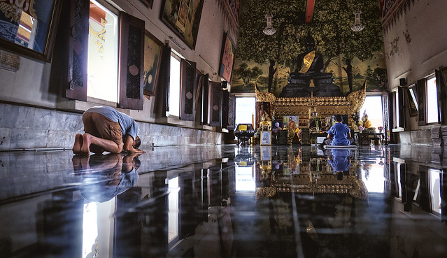 Prayer at Wat Dhammamongkol