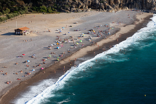 2018 france corsica meer sunshade sea gravelbeach welle beach sonnenschirm frankreich wave porto corse brandung korsika kiesstrand strand birdseyeview vogelperspektive